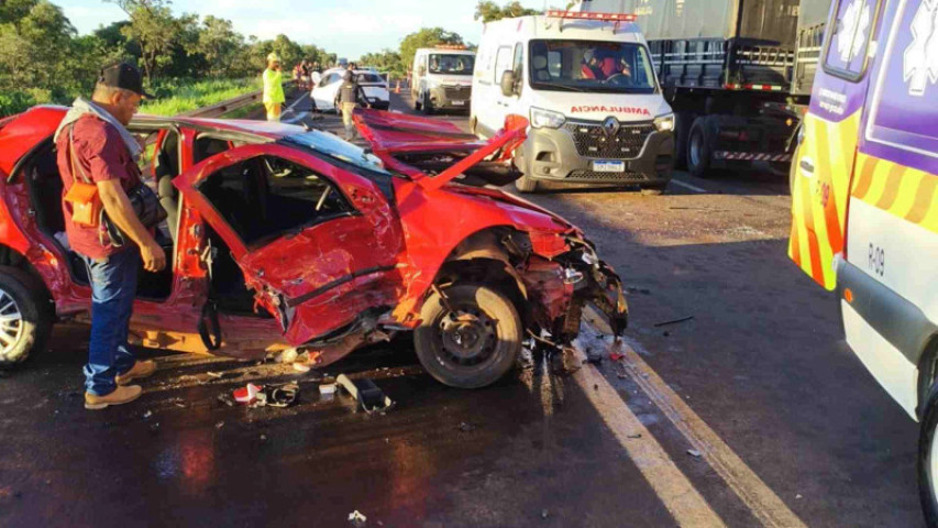 A batida envolveu uma carreta e ao menos quatro veículos de passei - Foto: Jornal da Nova