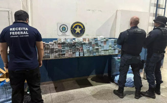Volume do dinheiro, que seria usado em cerimônia religiosa, surpreendeu agentes e policiais. (Foto: Divulgação/RF)