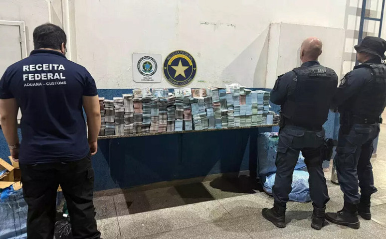 Volume do dinheiro, que seria usado em cerimônia religiosa, surpreendeu agentes e policiais. (Foto: Divulgação/RF)