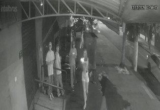 Imagem de segurança mostra momento que mulher efetua disparos
