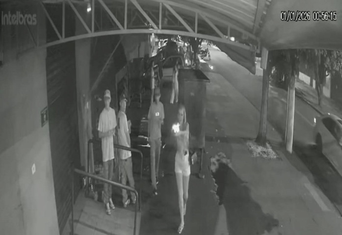 Imagem de segurança mostra momento que mulher efetua disparos
