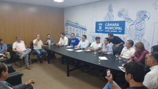 Vereadores em reunião com entidades privadas e representante da Prefeitura. (Anna Gomes, Jornal Midiamax)