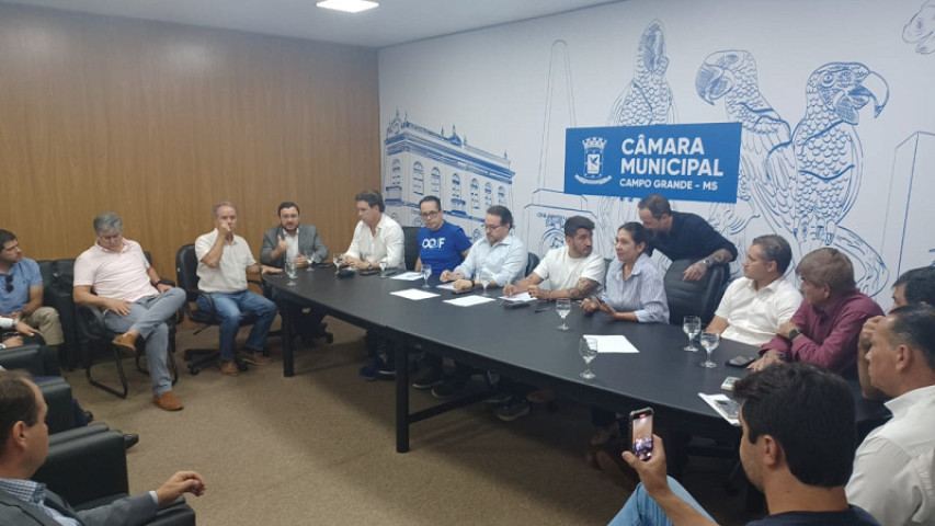 Vereadores em reunião com entidades privadas e representante da Prefeitura. (Anna Gomes, Jornal Midiamax)