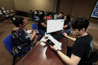 Sistema digital e pontos de pré-matrícula nas unidades escolares reduziram a presença de pais na Central de Matrículas instalada no auditório da prefeitura. Fotos – A. Frota