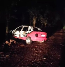 No local, a Polícia Militar e o Corpo de Bombeiros localizaram um Chevrolet Corsa Classic vermelho tomado pelas chamas. (Foto: Rio Brilhante em Tempo Real)