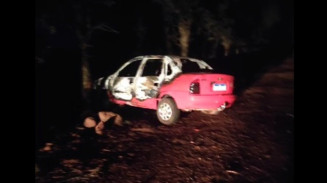 Carro onde o corpo da vítima foi encontrado carbonizado. (Reprodução/Rio Brilhante em Tempo Real)