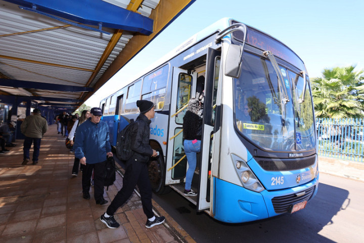 Estudantes que usam o transporte coletivo em Dourados precisam ficar atentos para os prazos de cadastramento e recadastramento – Foto: Assecom