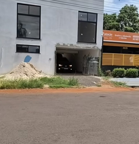 Jovem teria perdido o equilíbrio e despencado de uma altura estimada em cerca de quatro metros - Foto: reprodução/Sidnei bronka