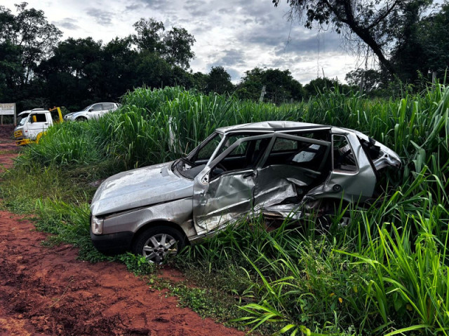 Veículo ficou completamente destruído após a colisão (Foto: Divulgação)
