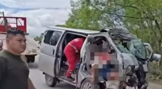 Van com a parte da frente destruída após a colisão (Foto: Correio del Sur)