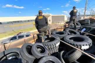 DOF apreende 165 pneus contrabandeados em carreta abandonada na MS-164