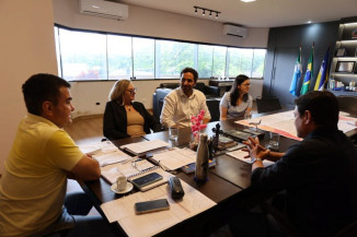 Marçal, Márcio Figueiredo, Hermeto Macario, Cláudia Gonçalves de Lima e Danielly Capoano durante reunião no Gabinete para assinatura do termo de Gestor Pleno. Foto: A. Frota