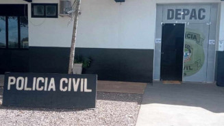 Filha agride mãe a pauladas e tenta atacar policial durante prisão