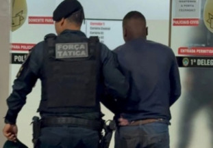 Autor sendo levado à delegacia. (Reprodução, Jornal da Nova) Uma mulher de 23 anos foi resgatada de cárcere privad