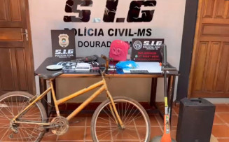 Bicicleta usada no furto e objetos apreendidos na "boca de fumo"; Foto e vídeo: Divulgação/SIG