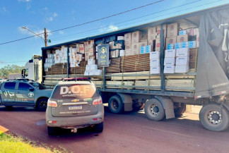 DOF apreende carga milionária de cigarros e agrotóxicos escondida em carreta na BR-267