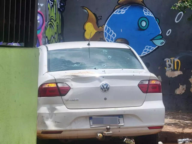 Carro com marcas de tiros após ataque. (Foto: Geniffer Valeriano/Campo Grande News)