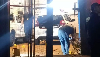 Peritos no estabelecimento onde ocorreu ataque a tiros. (Foto: Ponta Porã News)
