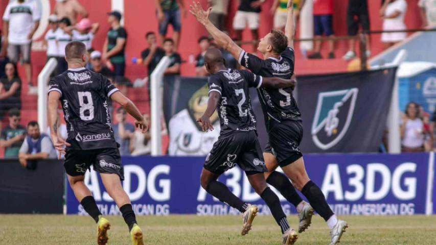 Jogadores do Operário durante comemoração do primeiro gol. (Foto: Rodrigo Moreira, FFMS)