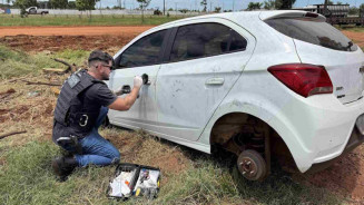 Veículo foi encontrado sem os pneus nesta segunda-feira - Foto: Ivi Notícias