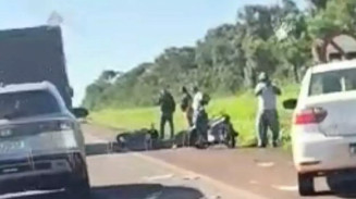 Motociclista morre após ser atingido por telha que se desprendeu de caminhão na BR-262