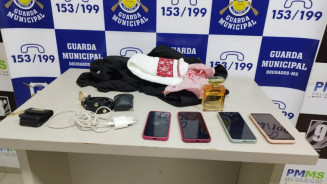 . Dentro da sacola, os guardas encontraram quatro aparelhos celulares, um frasco de perfume, um cinto feminino, um carregador e outros acessórios pertencentes à loja. - Foto: GMD