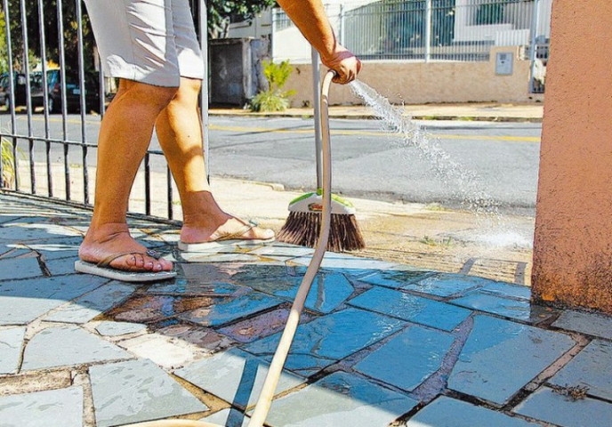 Mulher lavava em frente do imóvel quando foi atacada - Foto: Ilustração