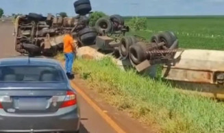 Caminhão-tanque com óleo vegetal tomba na BR-463 e provoca vazamento na pista