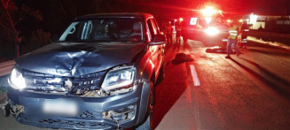 Parte frontal da caminhonete danificada devido ao impacto; Foto: Sidnei Bronka/Ligado Na Notícia