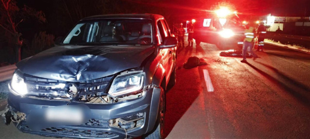 Parte frontal da caminhonete danificada devido ao impacto; Foto: Sidnei Bronka/Ligado Na Notícia
