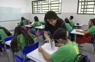 Professora da Rede Estadual de Ensino ajudando aluno (Foto: Arquivo/SED)