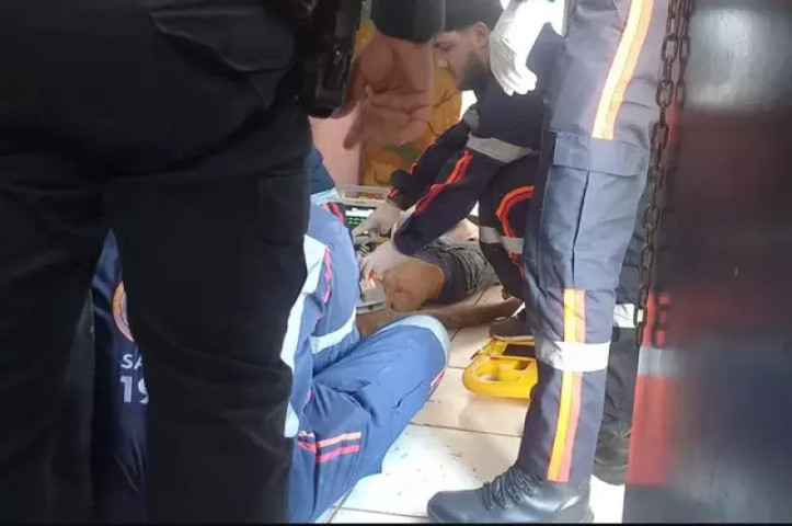 Momento em que vítima foi socorrida pelo Samu (Foto: Alfredo Neto | RCN67)