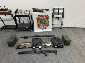 Armas e outros objetos apreendidos durante a operação (Foto: Divulgação | PF)