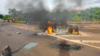 Carro pegou fogo após colisão - Foto:  Sidnei Bronka/ Ligado na Notícia