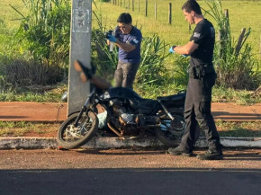 Peritos no local do acidente, moto e vítima. (Foto: Jornal da Nova)
