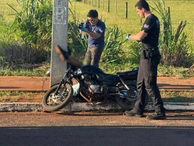 Peritos no local do acidente, moto e vítima. (Foto: Jornal da Nova)