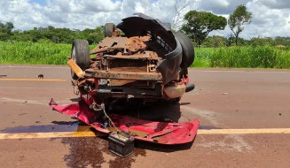 Um dos veículos capotou e parou no meio da pista - Fotos: Rio Brilhante em Tempo Real
