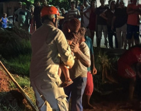 Momento em que criança é resgatada por socorristas- Foto: Ivinoticias