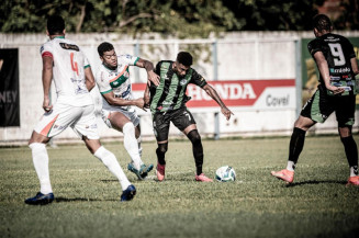 O CE Naviraiense pegou gosto pela vitória no Campeonato Sul-Mato-Grossense e conquistou sua segunda seguida, de virada e fora de casa. Pela terceira rodada, neste sábado (31), o CEN visitou o CR Aquidauana, saiu perdendo com gol de Giandro no primeiro tempo, mas buscou o resultado com João Carlos e Porto na etapa final.  Agora com seis pontos, o Jacaré do Conesul pula para zona de classificação e aguarda a conclusão da rodada para definir sua posição, enquanto o CRA acumula a segunda derrota seguida, tem apenas um ponto e amarga a lanterna. Na próxima rodada, o CEN faz o clássico com o Ivinhema FC em casa, enquanto o Aquidauana visita AA Bataguassu, os dois jogos na quarta-feira (4).  Gols  No Estádio Noroeste, o melhor durante o primeiro tempo foi o time da casa, saindo em vantagem. O gol do CRA saiu aos 23 minutos em cobrança de escanteio pela direita. Murilo mandou na área para desvio de Rodolfo e, depois, complemento para o gol de Geandro, fazendo 1 a 0, placar que seguiu até o intervalo.  No segundo tempo, o Naviraiense foi em busca do resultado. O empate veio aos seis minutos em cruzamento de Nicholas pela direita. No meio da área, João Carlos foi mais rápido que os marcadores e desviou de primeira para deixar o placar igual em 1 a 1. Aos 41 minutos, em mais uma jogada pela direita, Nicholas recebe, invade a área e bate cruzado por baixo e Porto, de carrinho, alcança a bola e manda para rede, fechando o placar em 2 a 1 para o Jacaré.  Outros Jogos  Dourados AC 1 x 0 EC Águia Negra Corumbaense FC 2 x 3 AA Bataguassu