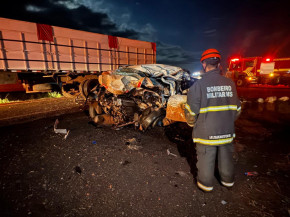 Carro que vítimas estavam ficou completamente destruído com a batida- Foto: Maracaju Speed