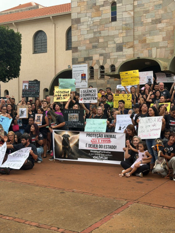 Manifestantes que defendem a causa animal se reuniram no centro de Dourados, no domingo - Crédito: Divulgação/ Colaboração Karla Gomes