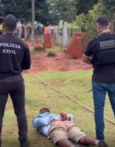 Homem resistiu a prisão e polícia precisou algemá-lo Divulgação/ Polícia Civil