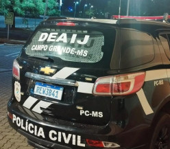 Adolescente é apreendido após atirar 14 vezes com pistola em portão de namorada