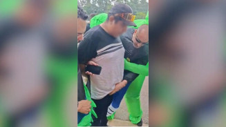 Policiais disfarçados de ETs prendem suspeitos de bebidas irregulares em megabloco de Carnaval