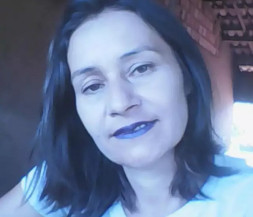Janete ficou com faca cravada no peito (Foto: Reprodução | Redes Sociais)