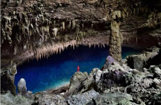 Gruta do Lago Azul é um monumento natural no município de Bonito, Mato Grosso do Sul, Brasil. Possui duas cavernas com formações calcárias interessantes, mas frágeis, e está listada como área protegida desde 1978 - Foto: Philippe Crochet