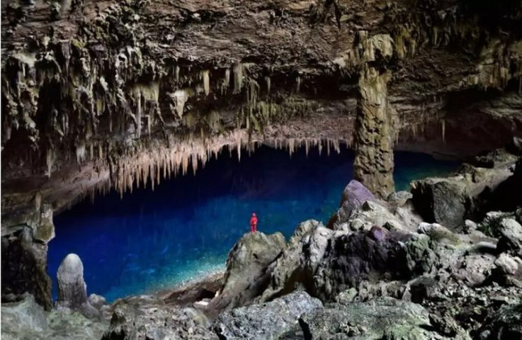 Gruta do Lago Azul é um monumento natural no município de Bonito, Mato Grosso do Sul, Brasil. Possui duas cavernas com formações calcárias interessantes, mas frágeis, e está listada como área protegida desde 1978 - Foto: Philippe Crochet