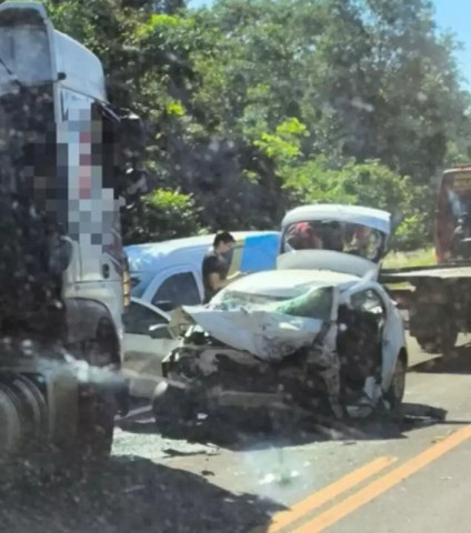 Carro da vítima ficou completamente destruído após bater em carreta (Foto: O Pantaneiro)