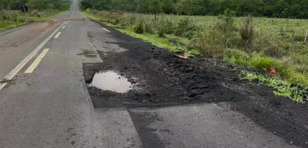 Buraco registrado em trecho da rodovia que foi inaugurada em 2024 (Foto: Divulgação / Prefeitura e Bonito)