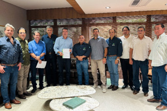 Governador Eduardo Riedel recebe das mãos dos representantes do Sindicato Rural de Campo Grande, Rochedo e Corguinho, documento com propostas para enfrentar a crise do setor leiteiro em Mato Grosso do Sul  Veja mais no site da ALEMS: